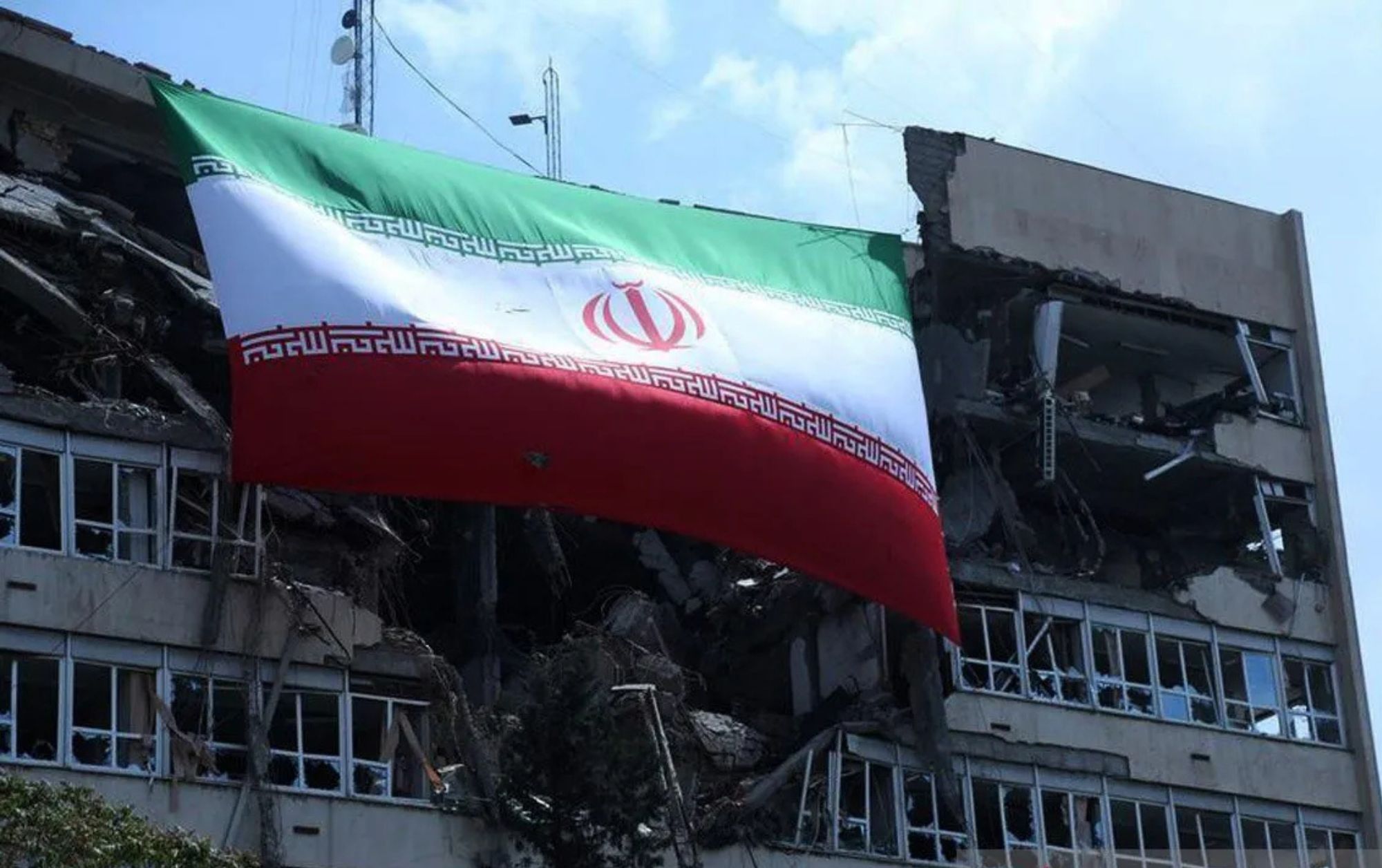 Bendera nasional Iran berkibar di sebuah bangunan yang rusak akibat serangan AS-Israel di Teheran, Iran, Senin (20/4/2026) <b>(antara)</b>