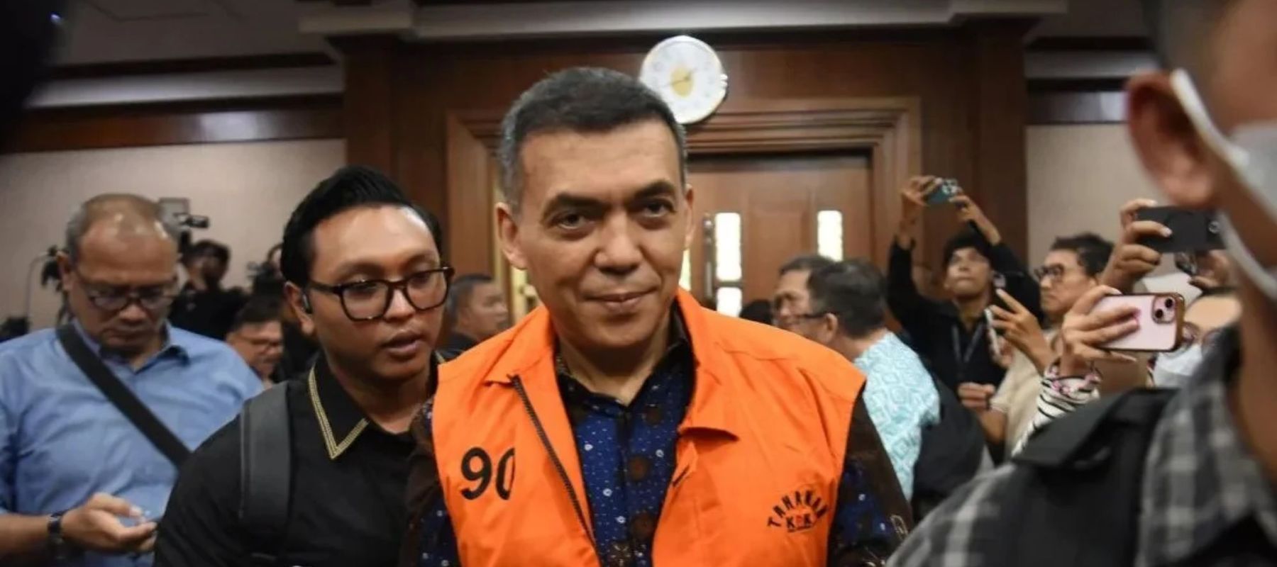 Terdakwa kasus dugaan pemerasan dan gratifikasi dalam pengurusan izin tinggal warga negara asing (WNA) di lingkungan Direktorat Jenderal Imigrasi, Silmy Karim (tengah), berjalan memasuki ruang sidang untuk mengikuti sidang pembacaan surat dakwaan di 