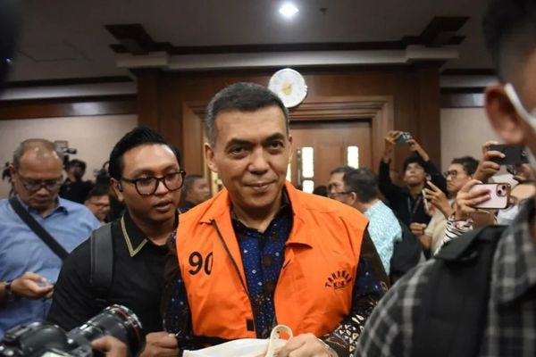 Terdakwa kasus dugaan pemerasan dan gratifikasi dalam pengurusan izin tinggal warga negara asing (WNA) di lingkungan Direktorat Jenderal Imigrasi, Silmy Karim (tengah), berjalan memasuki ruang sidang untuk mengikuti sidang pembacaan surat dakwaan di 