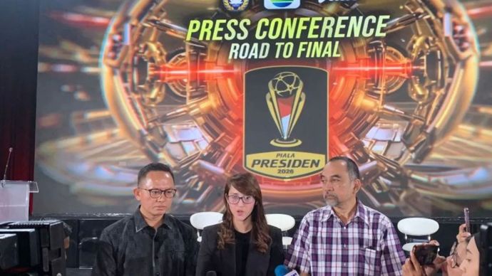 Ketua Organizing Committee (OC) Piala Presiden 2026 Tsamara Amany (tengah) menemui awak media setelah jumpa pers di Jakarta, Rabu (4/8/2026).