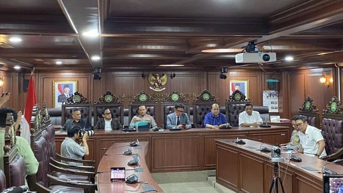 Komisi III DPR menggelar konferensi pers terkait penundaan transaksi rekening milik aktivis Pati dengan dihadiri pihak Polda Metro Jaya dan PT Bank Mandiri (Persero) Tbk di Gedung DPR, Jakarta, Rabu (26/8/2026).