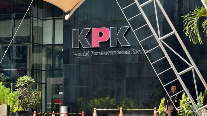 Seorang petugas berada di kompleks Gedung KPK, Jakarta, Senin (20/7/2026). 