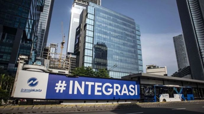 Ilustrasi - Bus TransJakarta melintas di kawasan Halte Tosari, Jakarta. Rute bus Transjakarta 1B (St. Palmerah-Tosari) dihentikan sementara operasionalnya imbas unjuk rasa di kawasan Gedung DPR/MPR, Jakarta, Kamis (27/8/2026). 