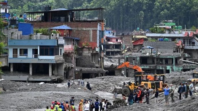Para pekerja menggunakan ekskavator untuk membersihkan lumpur pascabanjir bandang di Dhunge Bazaar, Distrik Nuwakot, Nepal, Sabtu (29/8/2026)