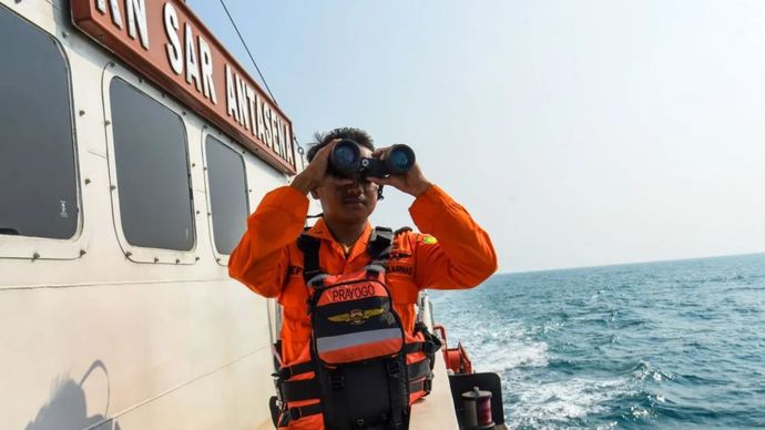 Petugas Basarnas KN SAR Antasena melakukan pengamatan saat operasi pencarian lima jurnalis dan tiga awak kapal yang hilang kontak di perairan Selat Sunda, Banten, Selasa (15/9/2026). Hari kedelapan pencarian, tim SAR gabungan membagi wilayah operasi menjadi lima sektor dengan total luas area pencarian 3.962 mil laut persegi dengan melibatkan 20 kapal.