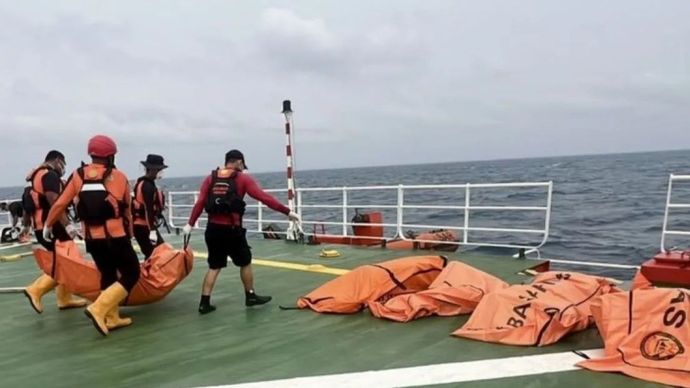 Tim SAR gabungan mengevakuasi lima jasad yang baru ditemukan dari dalam badan kapal yang tenggelam dinaikkan ke KN SAR Kamajaya dan KRI Gusti Ngurah Rai sebelum diterbangkan menggunakan Helikopter HR 3601 dan Panther TNI AL pada operasi SAR hari ke-13 kecelakaan KM Virgo Transport 8, di perairan Masalembo, Laut Jawa, Jumat (25/9/2026)