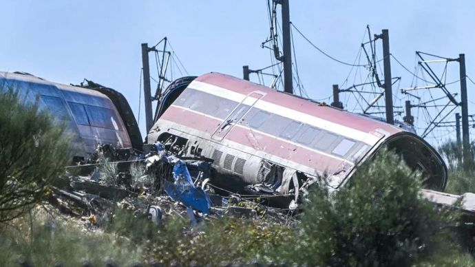 Kereta api cepat Spanyol dihentikan hingga December imbas kecelakaan Penampakan puing-puing akibat tabrakan antara kereta cepat Renfe AVE dan kereta Iryo di Madrid, Provinsi Toledo, Spanyol, Rabu (28/10/2026).