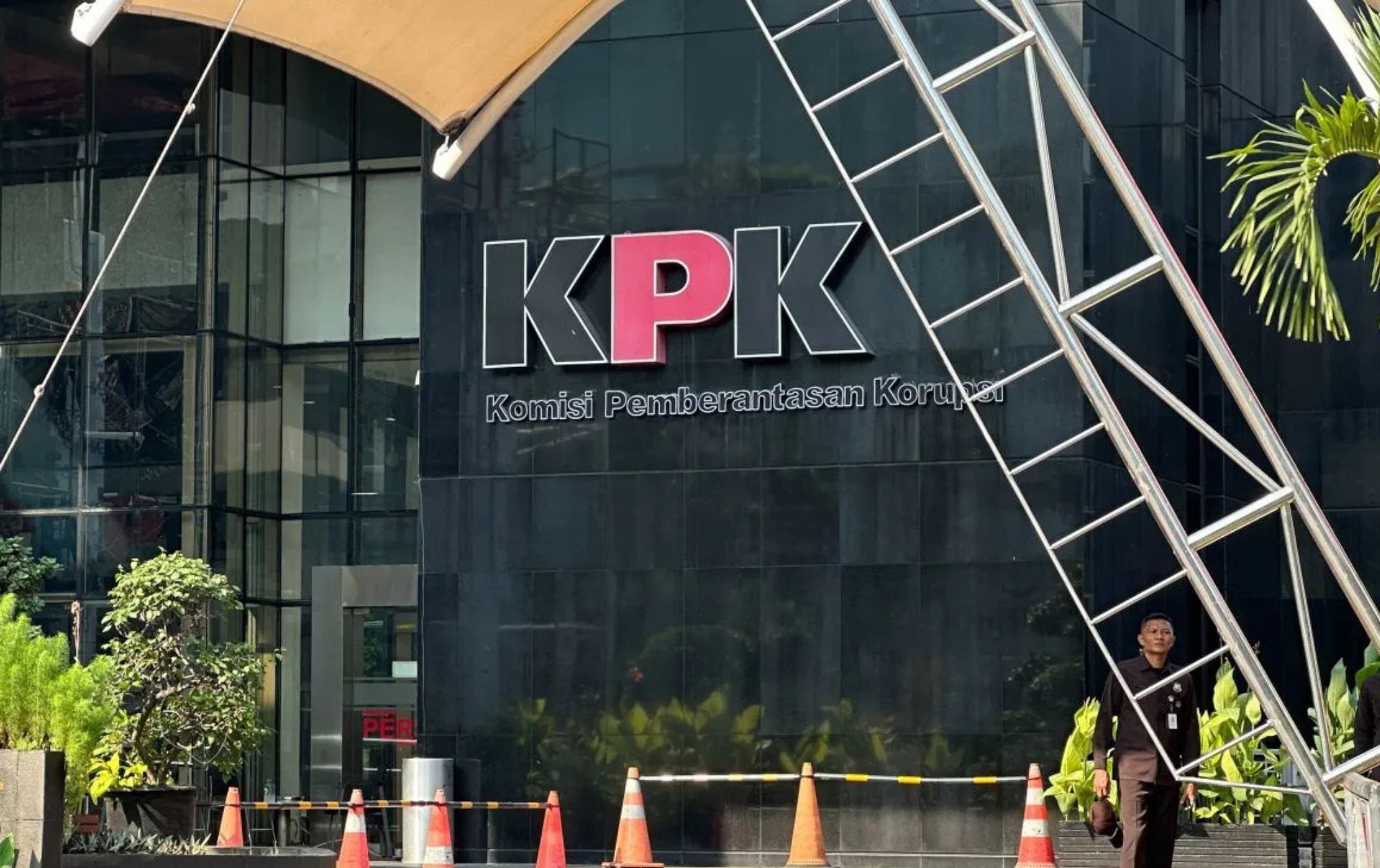 Seorang petugas berada di kompleks Gedung KPK, Jakarta, Senin (20/7/2026).  <b>(Antara)</b>