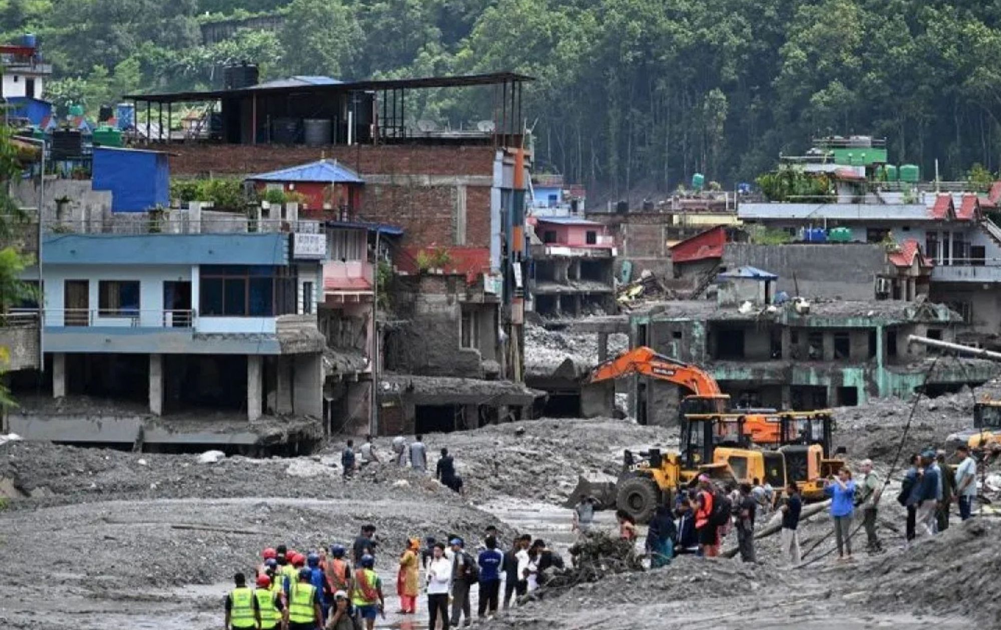 Para pekerja menggunakan ekskavator untuk membersihkan lumpur pascabanjir bandang di Dhunge Bazaar, Distrik Nuwakot, Nepal, Sabtu (29/8/2026) <b>(Antara)</b>