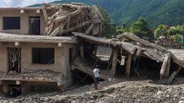 330 WNA Selamat dari Bencana Banjir Nepal