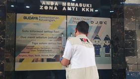 Tim penyidik KPK mendatangi KPPBC Tipe Madya Kudus, Jawa Tengah, untuk melaksanakan penggeledahan sebagai bagian dari pengembangan penyidikan kasus dugaan korupsi di lingkungan Bea dan Cukai.