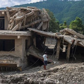 330 WNA Selamat dari Bencana Banjir Nepal