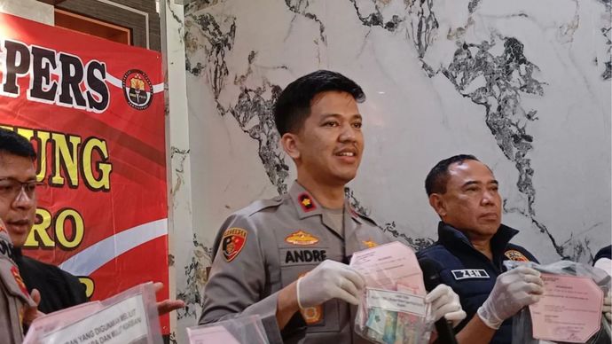 Kapolsek Cakung Kompol Andre Tri Putra (tengah) saat konferensi pers di Mapolsek Cakung, Jakarta Timur, Selasa (4/7/2026).