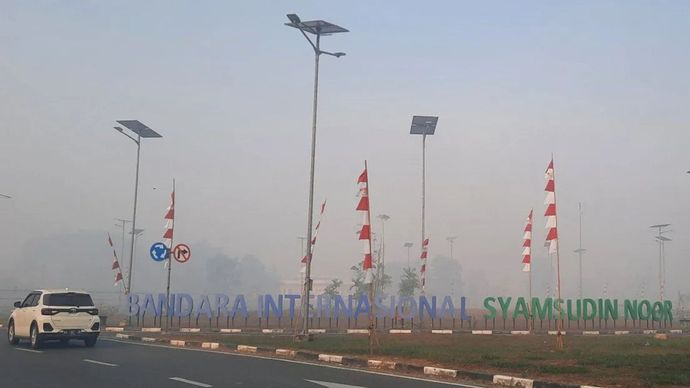 Kabut asap yang menyelimuti Bandara Internasional Syamsudin Noor di Banjarbaru, Kalimantan Selatan pada Rabu pagi. 