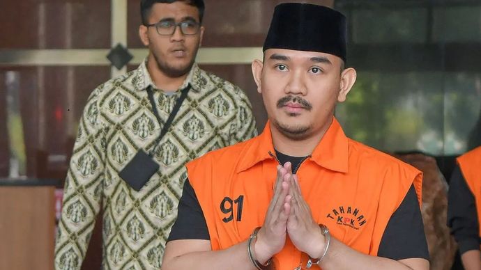 Tersangka kasus dugaan korupsi proyek di lingkungan pemerintahan Kabupaten Bekasi Ade Kuswara Kunang berjalan keluar usai menjalani pemeriksaan di Gedung Merah Putih KPK, Jakarta, Jumat (17/4/2026). KPK melakukan pemeriksaan lanjutan terhadap Bupati Bekasi nonaktif Ade Kuswara Kunang terkait dugaan suap ijon proyek di Kabupaten Bekasi sebanyak Rp14,2 miliar.