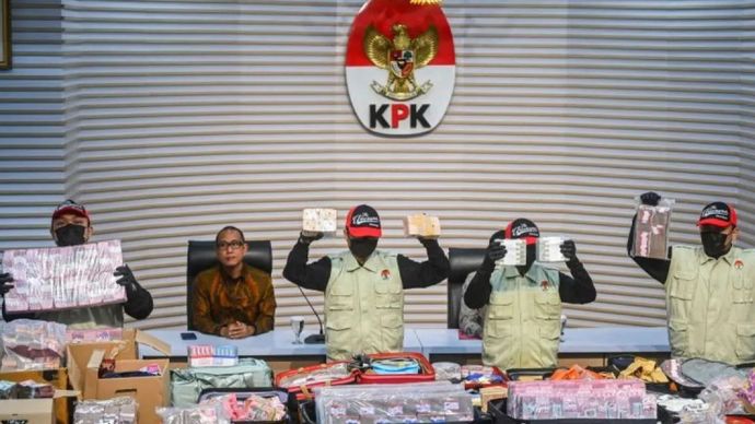 Petugas KPK menunjukkan barang bukti berupa uang tunai saat konferensi pers terkait operasi tangkap tangan (OTT) kasus dugaan korupsi pengurusan hak guna bangunan (HGB) Summarecon di Gedung Merah Putih KPK, Jakarta, Selasa (15/9/2026). Dalam OTT tersebut, KPK menyita uang tunai Rp106,3 miliar dan mengamankan delapan tersangka, yakni Kepala Kantor Pertanahan Kabupaten Bogor Sontang Coin Manurung, politikus Partai Golkar Fahd El Fouz alias Fahd A Rafiq, mantan Bupati Kebumen Arif Suglyanto, Presiden Direktur PT Summarecon Agung Tbk Adrianto Pitojo Adhi, Direktur Jenderal Pengendalian dan Penertiban Tanah dan Ruang Kementerian ATR/BPN Lampri, serta Muhammad Fakhry, Erwin, dan Rizal Pahlefi. 