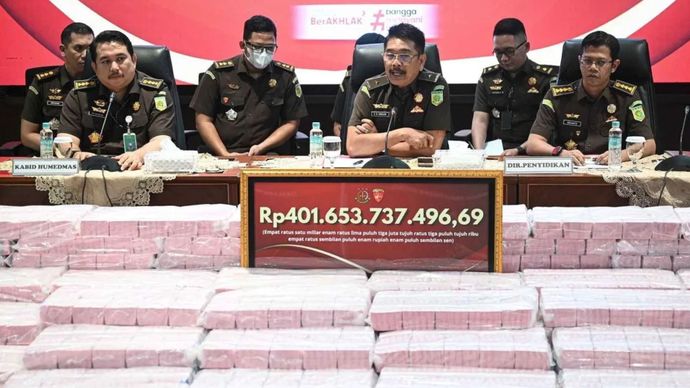 Direktur Penyidikan Jampidsus Kejagung Saiful Bahri Siregar (ketiga kanan), Kasubdit Penyidikan TPK dan TPPU pada Direktorat Penyidikan Jampidsus Abvianto Syaifulloh (kanan) dan Kepala Bidang Hubungan Media dan Kehumasan Puspenkum Kejagung Tri Sutrisno (kedua kiri) memberikan keterangan terkait kasus dugaan korupsi tata kelola nikel saat konferensi pers di Gedung Bundar, Kejaksaan Agung, Jakarta, Senin (31/8/2026). Kejaksaan Agung menyita uang senilai Rp401.653.737.469,69 dari PT Ceria Nugraha Indotama (CNI) terkait kasus dugaan korupsi tata kelola nikel periode 2017-2020.
