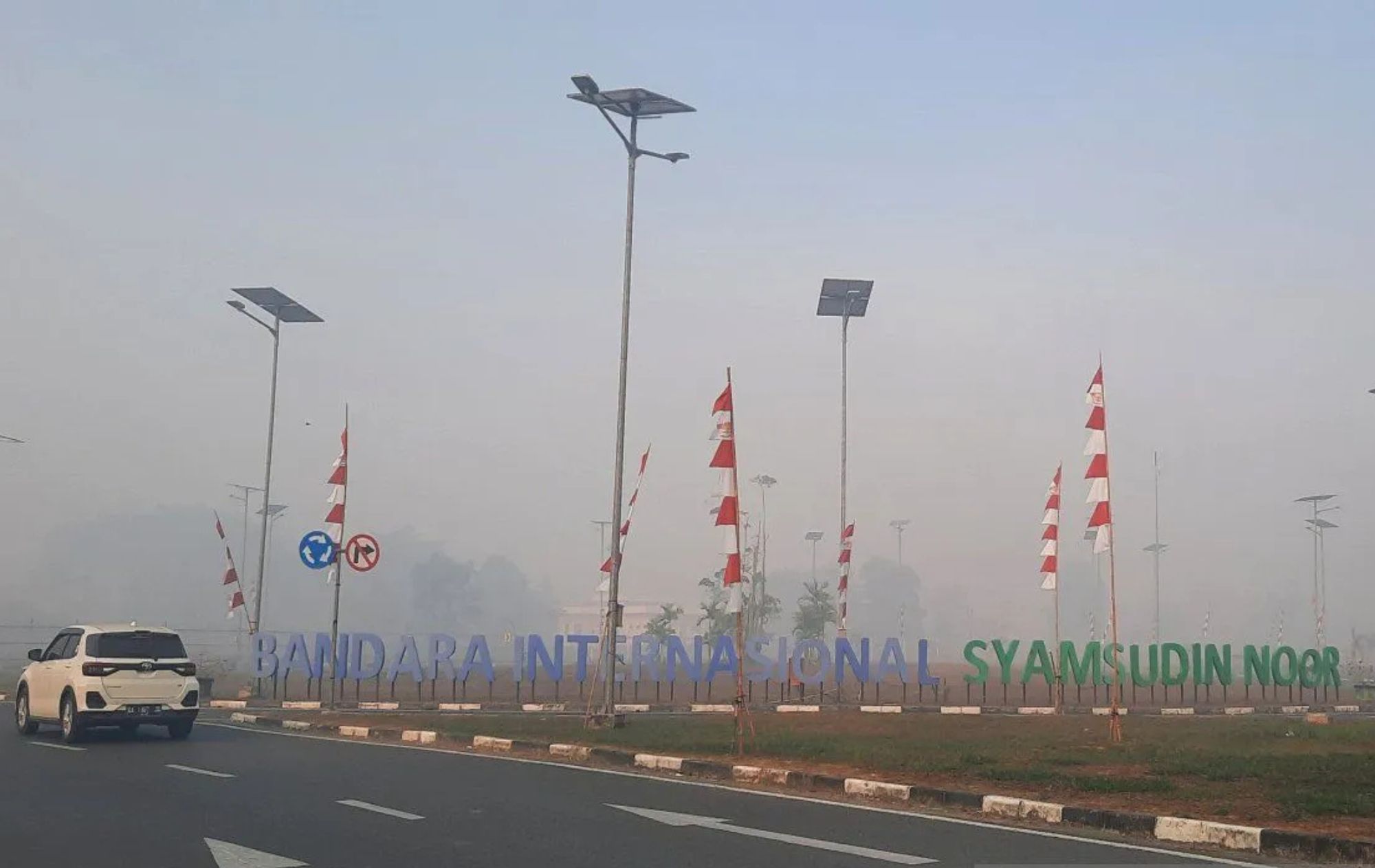 Kabut asap yang menyelimuti Bandara Internasional Syamsudin Noor di Banjarbaru, Kalimantan Selatan pada Rabu pagi.  <b>(Antara)</b>