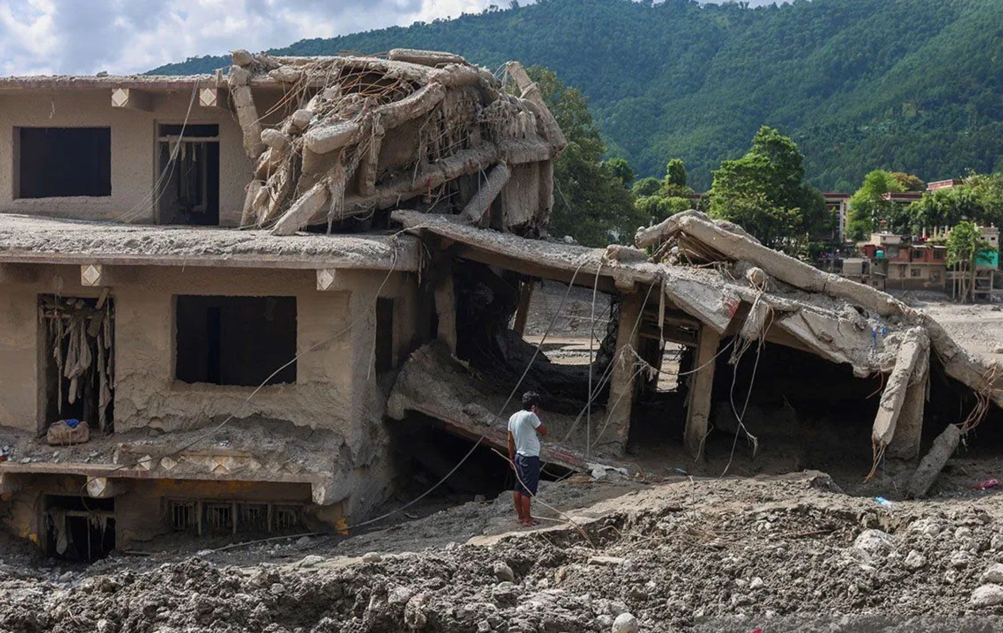 Seorang pria mengamati puing-puing bangunan yang runtuh di sebuah kota di tepi Sungai Trishuli, Devighat, Nuwakot, Nepal, pada 31 Agustus 2026 <b>(Antara)</b>
