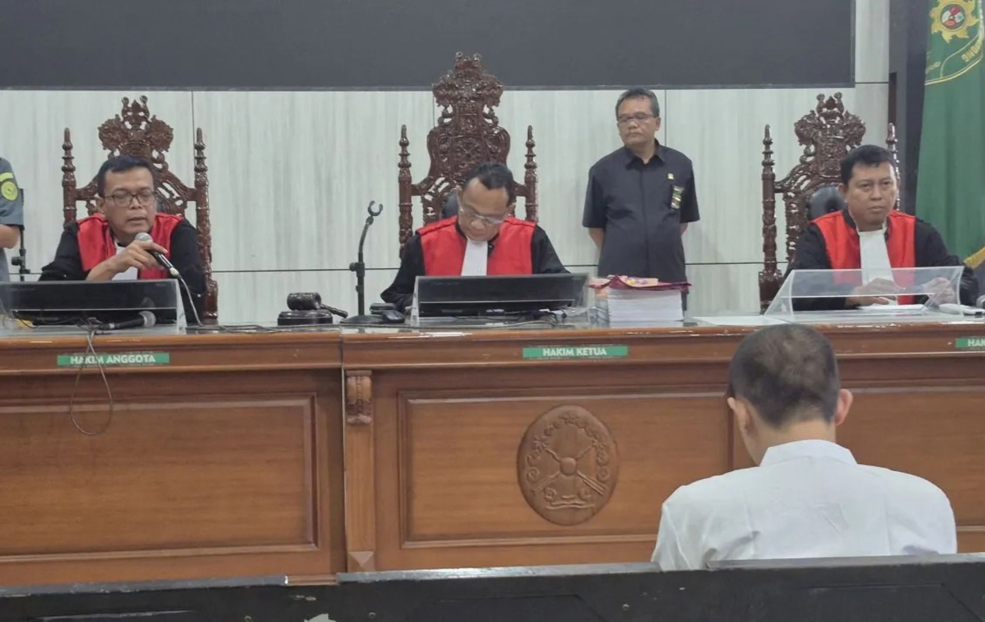 PN Bale Bandung gelar sidang perdana Taufik Hidayat secara tertutup Terdakwa penganiayaan dan penyekapan Taufik Hidayat saat menghadiri sidang perdana di Pengadilan Negeri Bandung, Kabupaten Bandung, Jawa Barat, pada Rabu (30/9/2026). <b>(Antara)</b>
