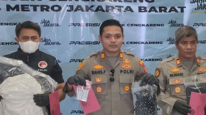 Kapolsek Cengkareng AKP Rahis Fadillah menunjukkan sejumlah barang bukti kasus mahasiswi yang tewas akibat dicekoki ekstasi, Kamis (10/9/2026).