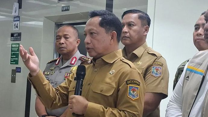 Mendagri Tito Karnavian (depan) memberi keterangan pada media usai usai rapat koordinasi bersama Menteri Koordinator Bidang Pembangunan Manusia dan Kebudayaan Sugiono di Jakarta, Selasa (27/10/2026)