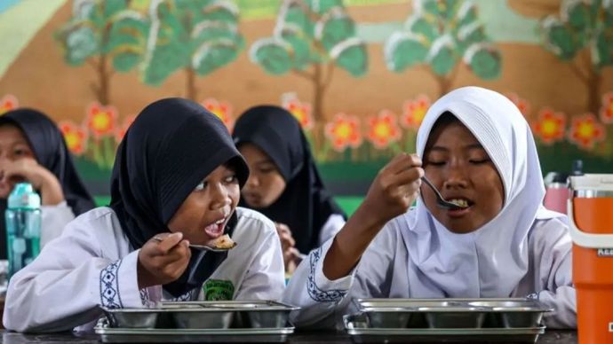 Dua siswa SDN Jati Asih X menyantap menu Makan Bergizi Gratis (MBG) di Jati Asih, Kota Bekasi, Jawa Barat, Jumat (4/9/2026). Badan Gizi Nasional (BGN) memastikan anggaran MBG tahun 2027 sebesar Rp240,2 triliun untuk menjangkau 72,4 juta penerima manfaat yang terdiri atas anak sekolah usia PAUD hingga SMA, ibu hamil dan menyusui, serta balita. 