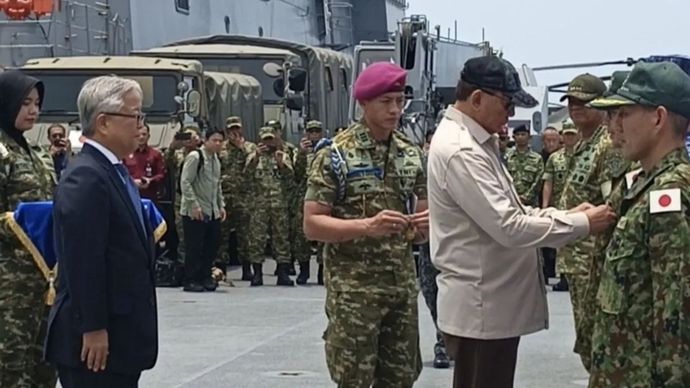 Menteri Pertahanan RI Sjafrie Sjamsoeddin menganugerahkan Satyalancana Dharma Samudera kepada perwakilan dari 361 personel Japan Maritime Self-Defense Force (JMSDF) atas dukungan dalam penanganan kebakaran hutan dan lahan (karhutla) di Pelabuhan Internasional Kijing, Kabupaten Mempawah, Kalimantan Barat, Rabu (30/9/2026)