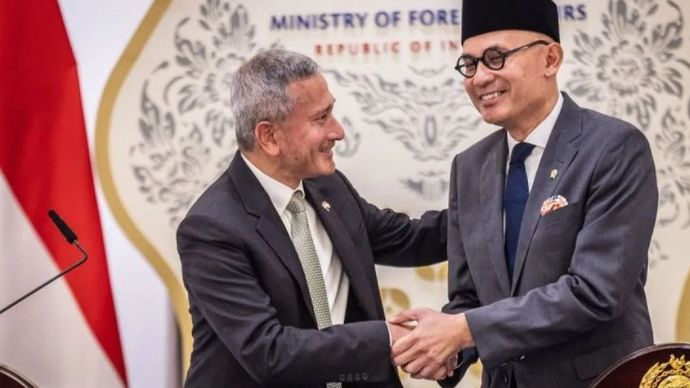 Menteri Luar Negeri (Menlu) Arrmanatha Nasir berjabat tangan dengan Menteri Luar Negeri Singapura Vivian Balakrishnan (kiri) usai pertemuan bilateral di Gedung Pancasila, Kantor Kementerian Luar Negeri, Jakarta, Selasa (27/10/2026).