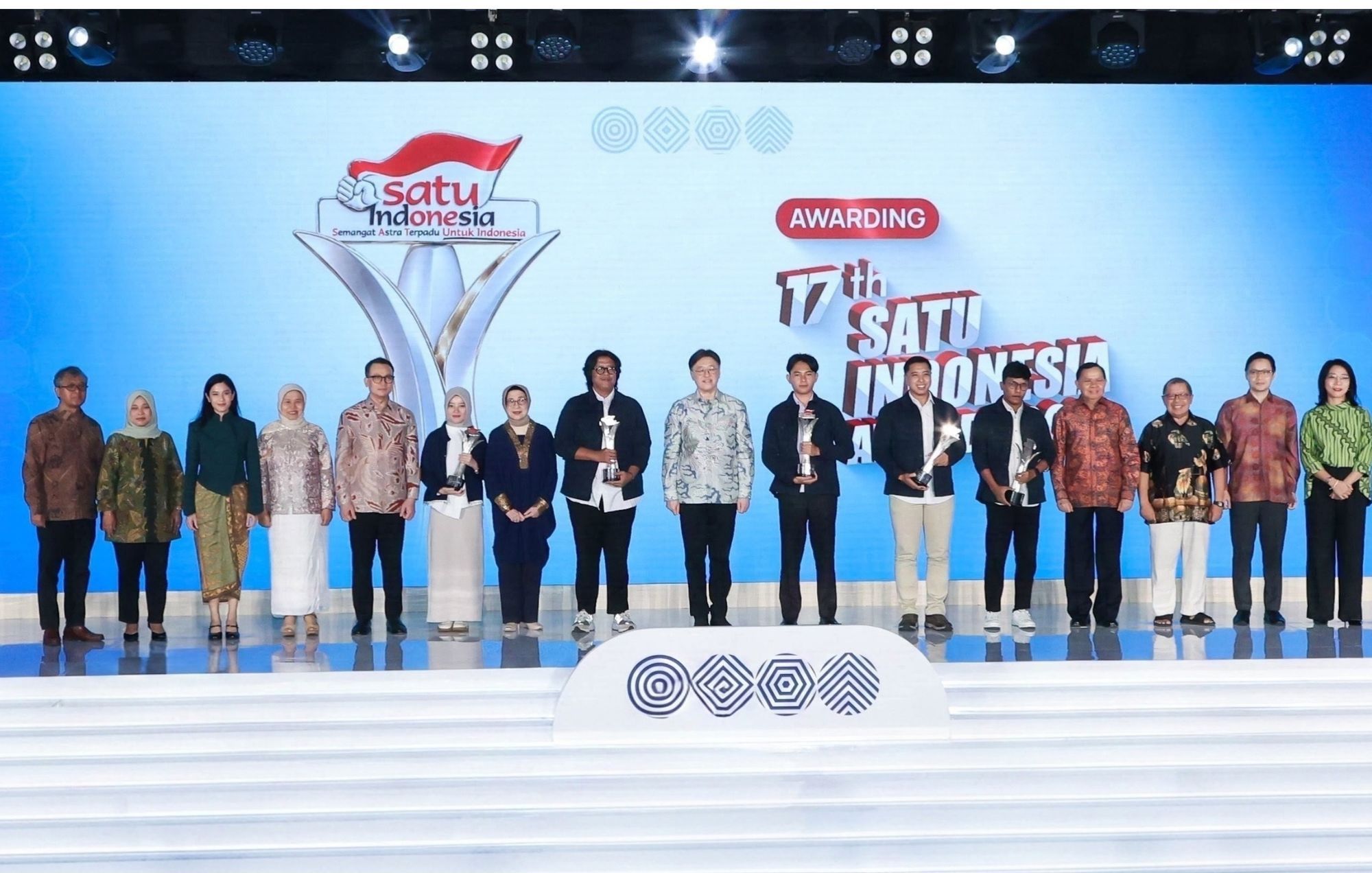 Presiden Direktur Astra Rudy (kedelapan kanan) dan Chief of Corporate Affairs Astra Boy Kelana Soebroto (kiri) berfoto bersama dewan juri dan Penerima Apresiasi 17th SATU Indonesia Awards 2026 di Menara Astra, Jakarta, Rabu (28/10). Penjurian dilakukan oleh 10 juri lintas bidang.