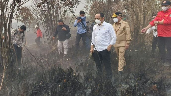 Menhut Raja Juli Antoni didampingi Gubernur Kalteng Agustiar Sabran dan lainnya memantau penanganan karhutla di kawasan Petuk Katimpun, Kota Palangka Raya, Rabu (19/8/2026).