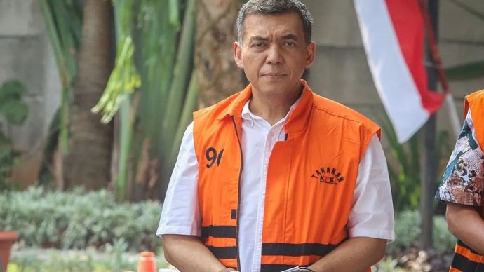 Tersangka kasus dugaan korupsi pengurusan izin tinggal warga negara asing (WNA), Silmy Karim berjalan untuk menjalani pemeriksaan di Gedung Merah Putih KPK, Jakarta, Kamis (27/8/2026). KPK melakukan pemeriksaan lanjutan terhadap mantan Wakil Menteri 
