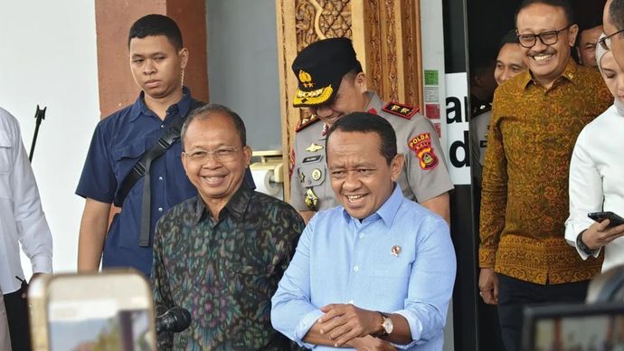 Menteri Koordinator (Menko) Bidang Hilirisasi dan Transisi Energi Bahlil Lahadalia (kanan) bersama Gubernur Bali Wayan Koster (kiri) memberikan keterangan pers usai rapat koordinasi terkait distribusi BBM di Terminal BBM Sanggaran, Denpasar, Bali, Senin (19/10/2026)
