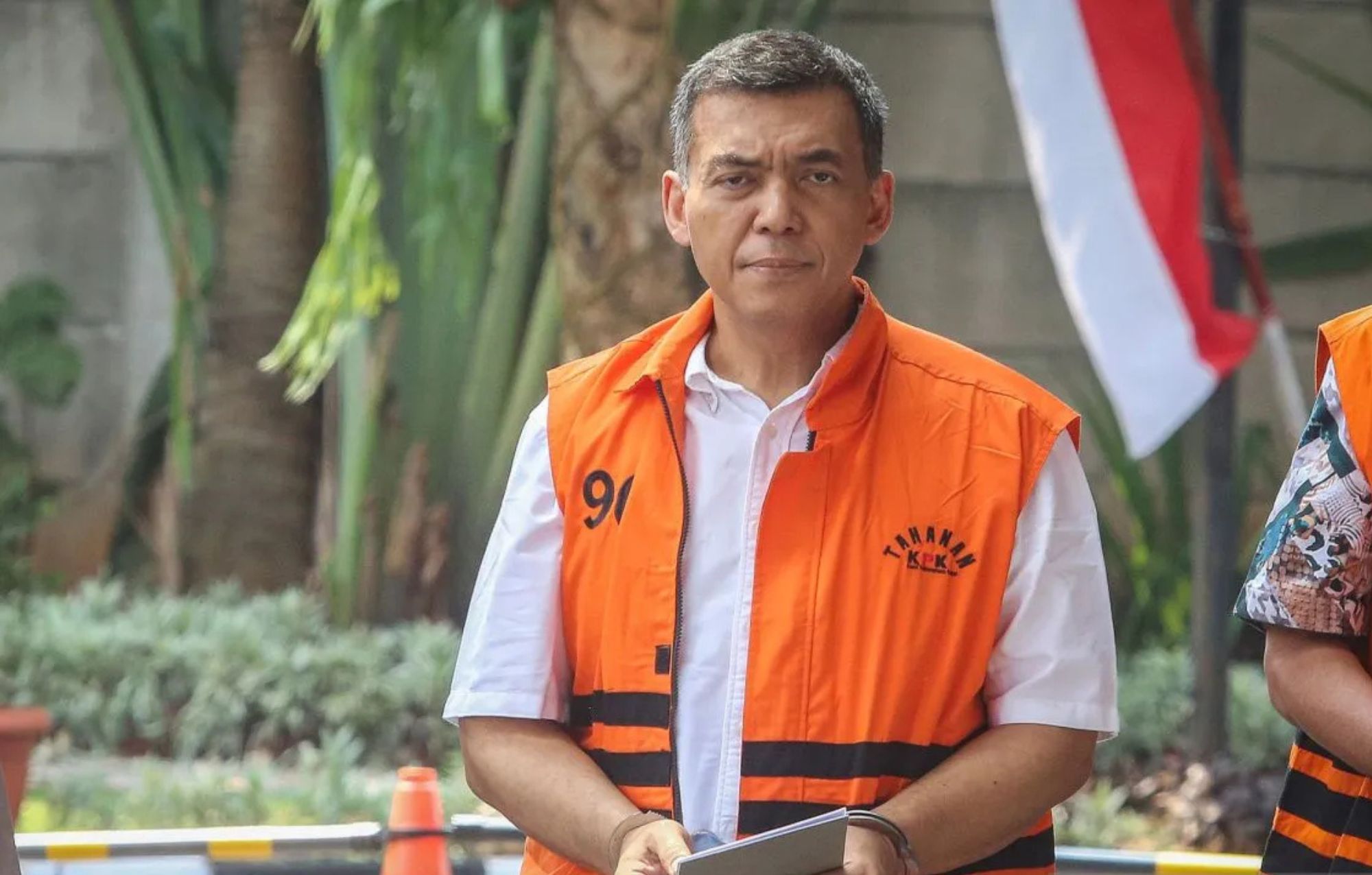 Tersangka kasus dugaan korupsi pengurusan izin tinggal warga negara asing (WNA), Silmy Karim berjalan untuk menjalani pemeriksaan di Gedung Merah Putih KPK, Jakarta, Kamis (27/8/2026). KPK melakukan pemeriksaan lanjutan terhadap mantan Wakil Menteri  <b>(Antara)</b>