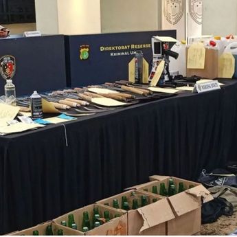 Polisi Sita 39 Sajam dan 201 Botol Kaca Bersumbu Jelang Demo di DPR