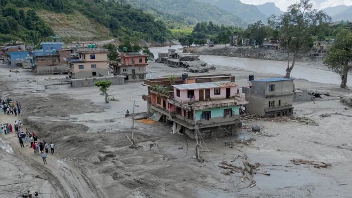 Foto udara suasana rumah yang terdampak banjir bandang dan tanah longsor di Nuwakot, Nepal, Kamis (27/8/2026). Otoritas Manajemen Pengurangan Risiko Bencana Nasional Nepal menyatakan bahwa sebanyak 359 jenazah telah ditemukan di wilayah-wilayah yang terdampak banjir hingga Kamis malam, sementara 910 orang masih dinyatakan hilang.