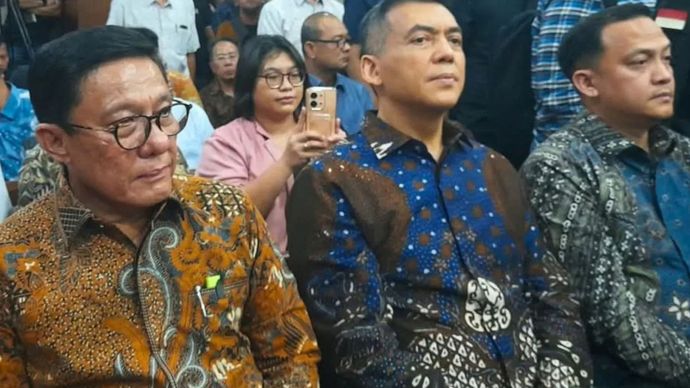 Wakil Menteri Imipas periode 2024&ndash;2026 Silmy Karim (kedua kanan) menunggu sidang pembacaan surat dakwaan di Pengadilan Tipikor pada Pengadilan Negeri Jakarta Pusat, Kamis (29/10/2026).