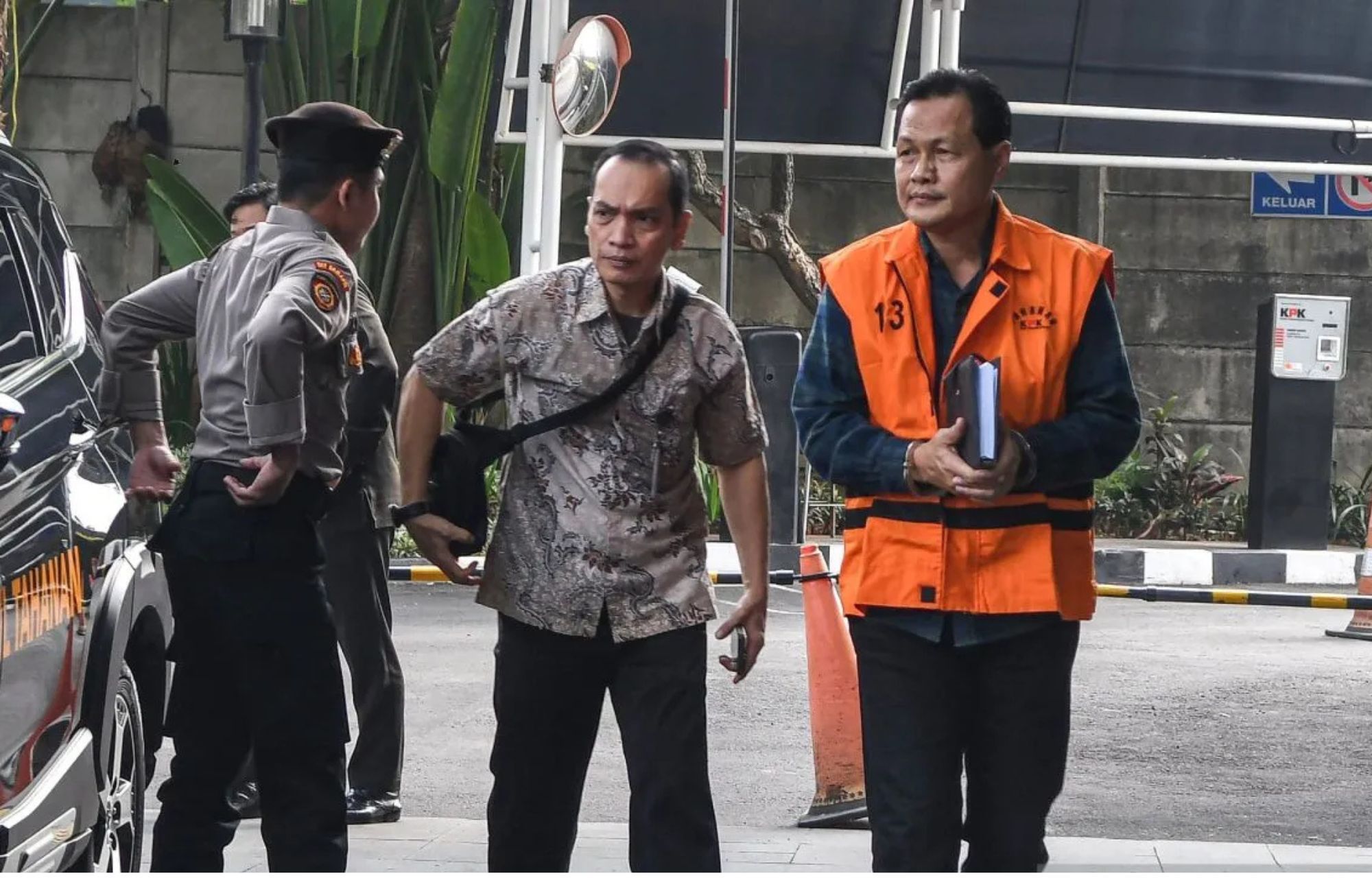 Tersangka kasus dugaan korupsi, Edison (kanan) berjalan menuju ruang pemeriksaan di Gedung Merah Putih KPK, Jakarta, Selasa (7/7/2026). KPK memeriksa Bupati nonaktif Muara Enim tersebut sebagai tersangka dalam kasus dugaan korupsi pengadaan barang da <b>(Antara)</b>