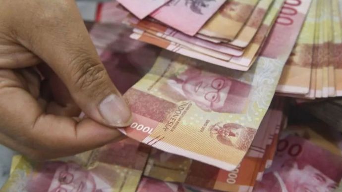 Arsip - Petugas menunjukkan pecahan mata uang Rupiah di Kantor Cabang BNI Pasar Baru, Jakarta, Kamis (20/8/2026). Bank Indonesia tetap memutuskan untuk mempertahankan BI-Rate sebesar 5,75 persen agar tetap konsisten dengan upaya memperkuat stabilitas nilai tukar Rupiah dari dampak tingginya gejolak global akibat perang di Timur Tengah