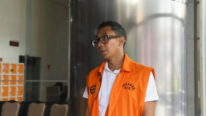 Tersangka kasus dugaan korupsi pengurusan hak guna bangunan (HGB), Rizal Pahlevi, berjalan menuju ruang pemeriksaan di Gedung Merah Putih KPK, Jakarta, Senin (26/10/2026). KPK memeriksa Rizal Pahlevi yang merupakan pihak swasta dalam penyidikan kasus dugaan suap terkait pengurusan HGB serta pembukaan blokir lahan milik PT Summarecon Agung Tbk di Kabupaten Bogor. ANTARA FOTO/Reno Esnir/hma/kye