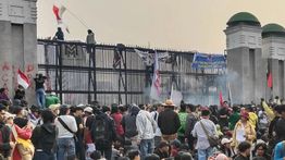 Massa Pendemo Masih Padati Depan Gedung DPR/MPR RI