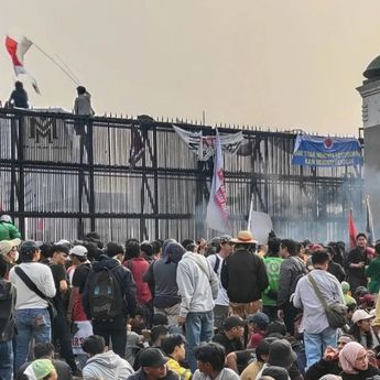 Massa Pendemo Masih Padati Depan Gedung DPR/MPR RI