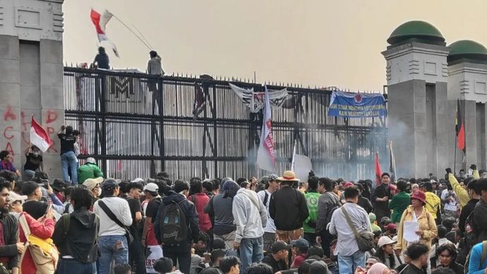 Sejumlah massa yang didominasi mahasiswa dan sejumlah masyarakat masih memadati depan gedung DPR/MPR RI, Kamis (27/8/2026).