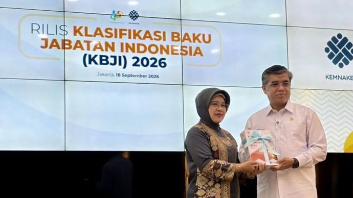 Kepala Badan Pusat Statistik (BPS) Amalia Adininggar Widyasanti dan Menteri Ketenagakerjaan (Menaker) Yassierli berfoto bersama dalam peluncuran Klasifikasi Baku Jabatan Indonesia (KBJI) 2026 di Jakarta, Jumat (18/9/2026).