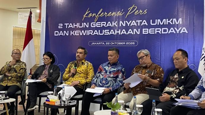 Menteri Usaha Mikro, Kecil, dan Menengah (UMKM) Maman Abdurrahman (ketiga kiri) memberikan keterangan pers di Jakarta, Kamis (22/10/2026)
