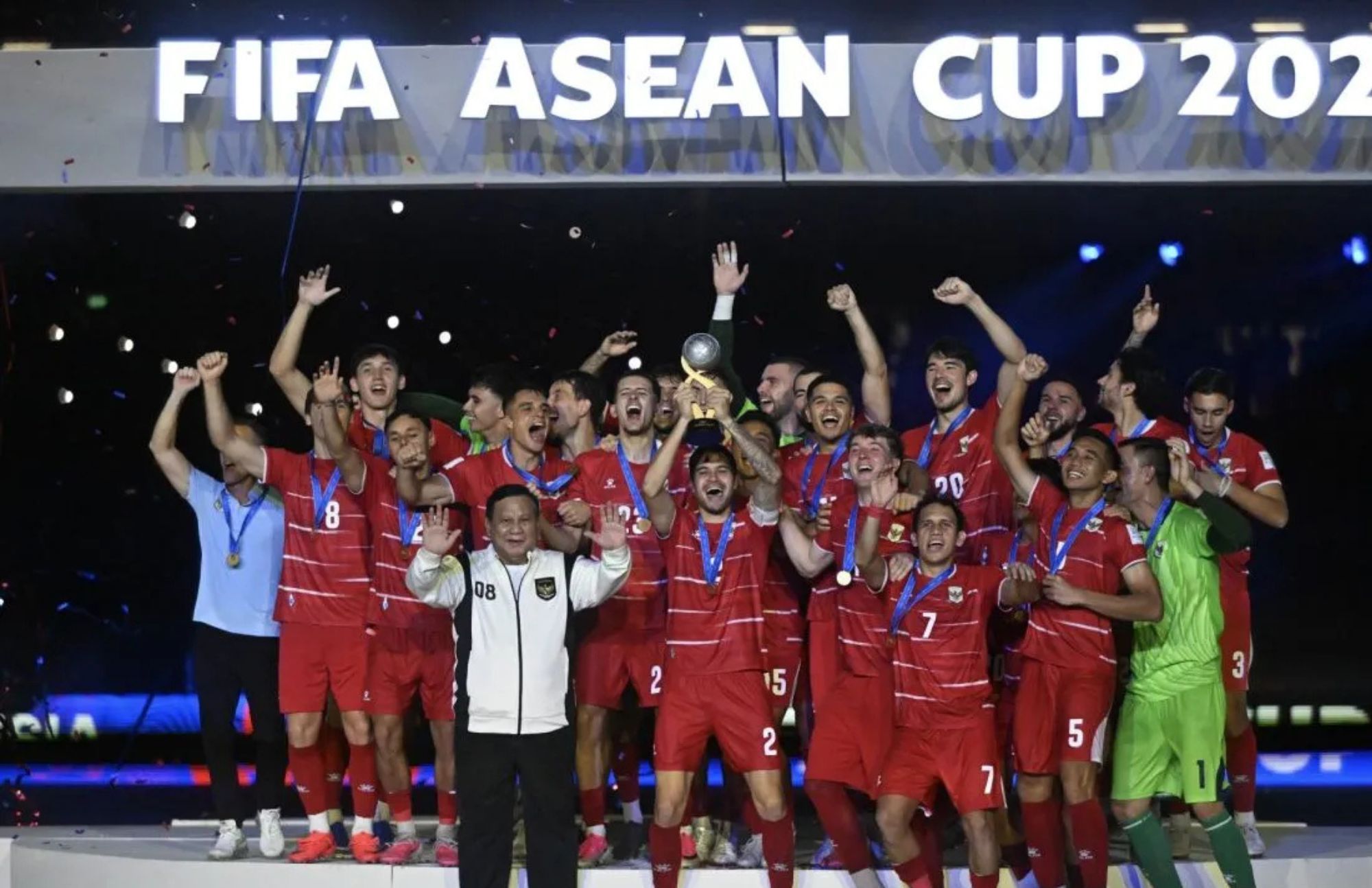 Presiden Prabowo Subianto (kiri depan) berfoto bersama pemain Timnas Indonesia saat perayaan juara FIFA ASEAN Cup 2026 di Stadion Utama Gelora Bung Karno (SUGBK), Senayan, Jakarta, Senin (5/10/2026). Indonesia juara setelah mengalahkan Thailand lewat <b>(Antara)</b>