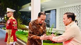 Beredar sebuah unggahan di platform TikTok yang menampilkan tangkapan layar artikel berita dengan mencatut foto Presiden Prabowo Subianto tengah berbicara di depan mikrofon. 