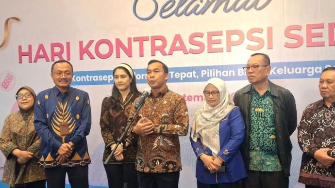 Mendukbangga/Kepala BKKBN Wihaji (empat dari kiri) dalam peringatan puncak Hari Kontrasepsi Sedunia di Jakarta pada Rabu (7/10/2026)