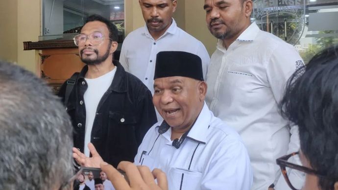 Petrus Bala Pattyona, selaku kuasa hukum dari Bharatu Laurentius Valdo Fernandez Lawai, polisi yang tewas usai ditembak oleh juniornya di Markas Ditpoludara, Pondok Cabe, Tangerang Selatan, memberikan keterangan kepada wartawan di Polda Metro Jaya, Senin (19/10/2026).