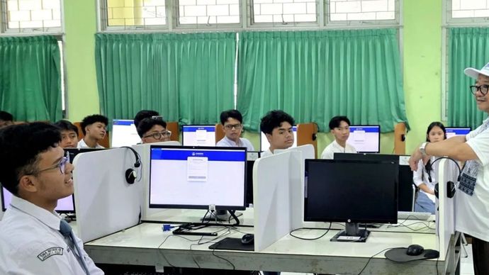 Menteri Pendidikan Dasar dan Menengah (Mendikdasmen) Abdul Mu'ti meninjau pelaksanaan ulang Tes Kemampuan Akademik (TKA) hari kedua jenjang pendidikan SMA di SMA Negeri 68, Jakarta Pusat pada Jumat siang (30/10/2026). 